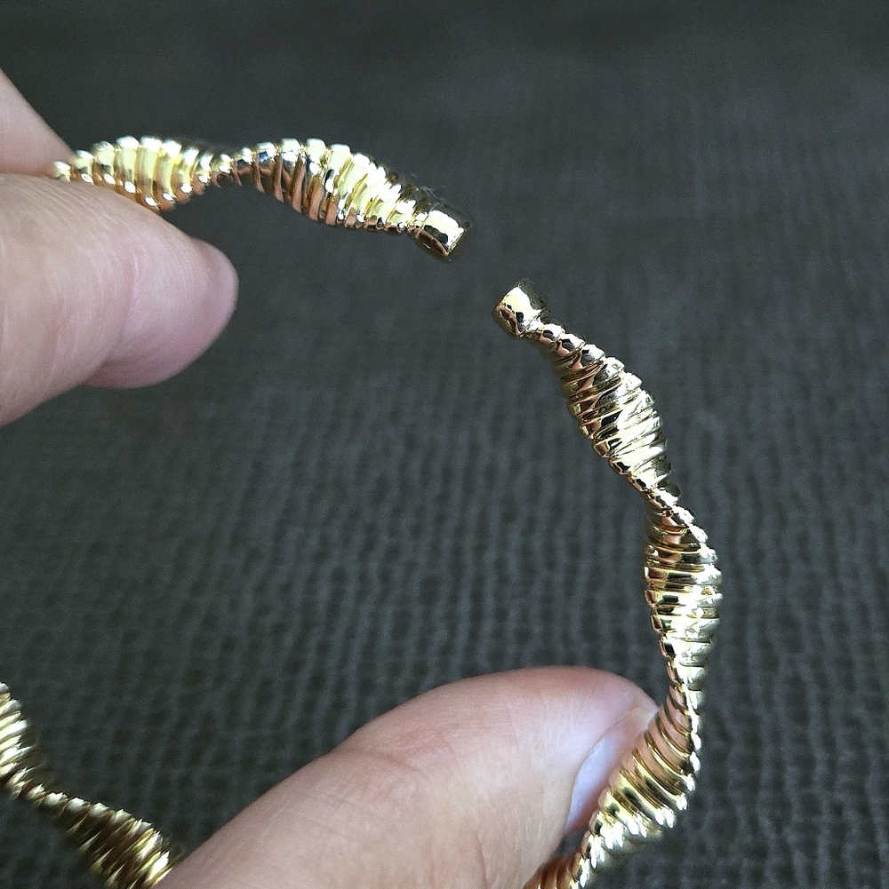 Caldelli Twisted🧬 Gold💛 Flexible Cuff Bracelet - NWT - Picture 4 of 16